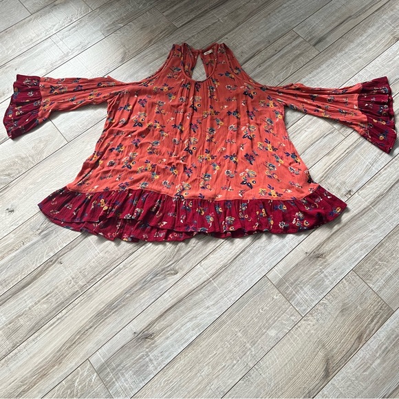 Hollister Bell Sleeve Cold Shoulder Top - Picture 2 of 6